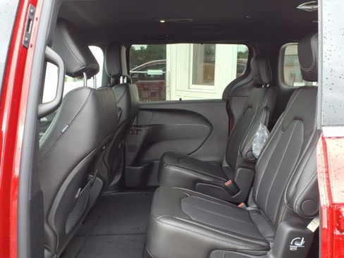 New 2027 Chrysler Pacifica Select w/ Family Tech Group AWD/4WD image 6
