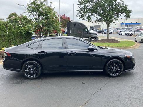 Used 2025 Honda Accord SE image 11