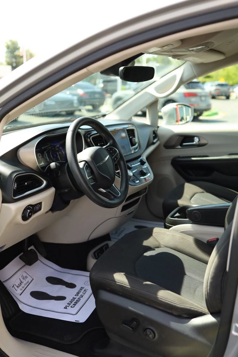 Used 2020 Chrysler Pacifica Touring w/ Advanced Safetytec Group FWD image 13