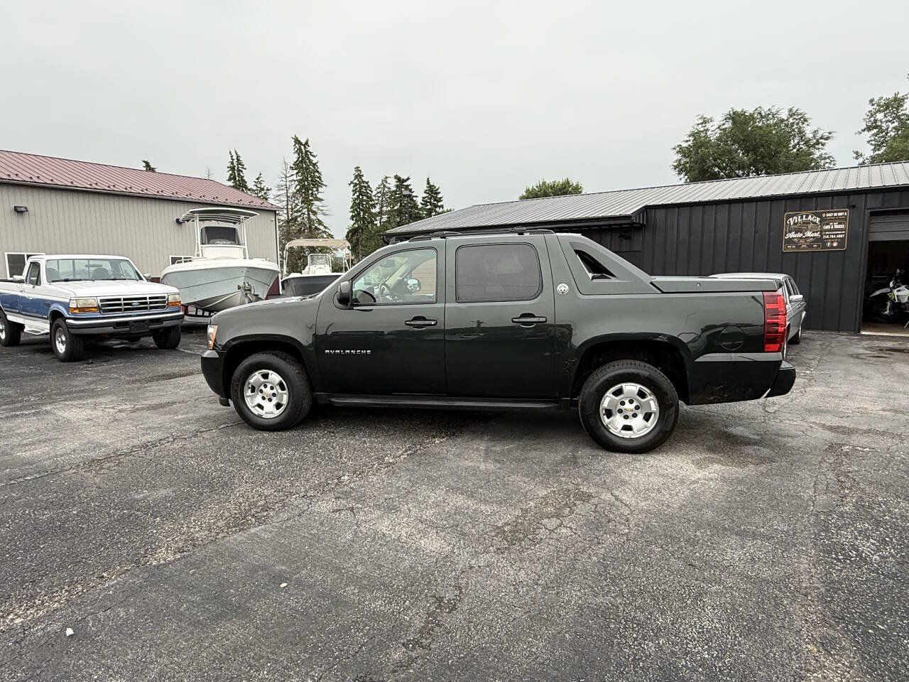 Used 2013 Chevrolet Avalanche LS AWD/4WD image 2