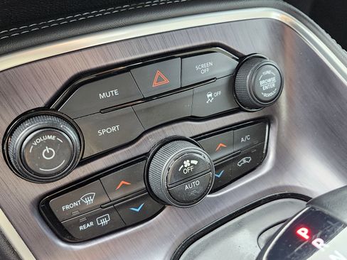 Used 2018 Dodge Challenger SXT image 28