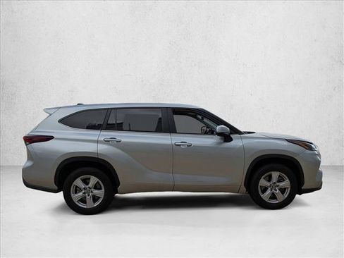 Certified 2024 Toyota Highlander LE image 4
