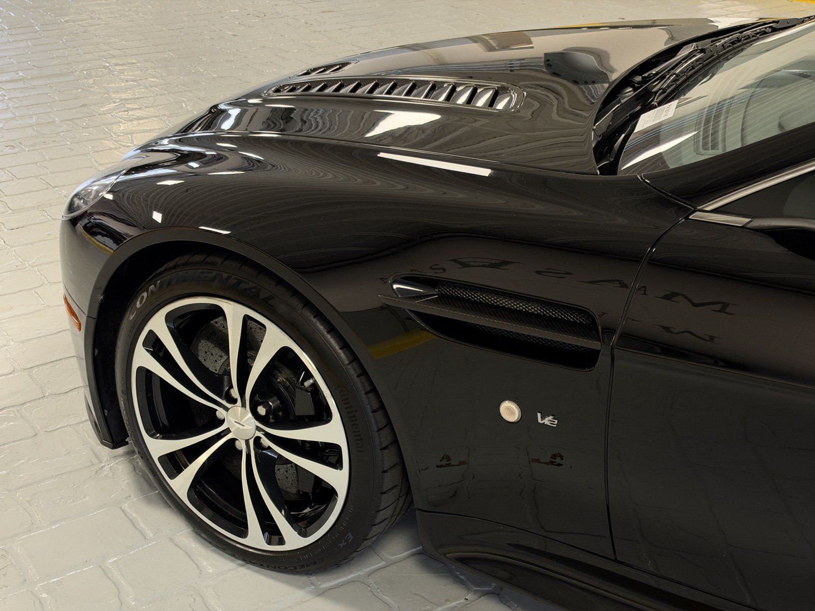 Used 2011 Aston Martin V12 Vantage Carbon Black RWD image 9