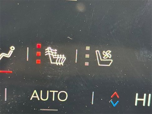 Used 2024 GMC Acadia AT4 w/ Luxury Package image 31