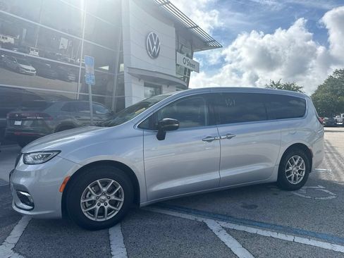 Used 2024 Chrysler Pacifica Touring-L FWD image 1