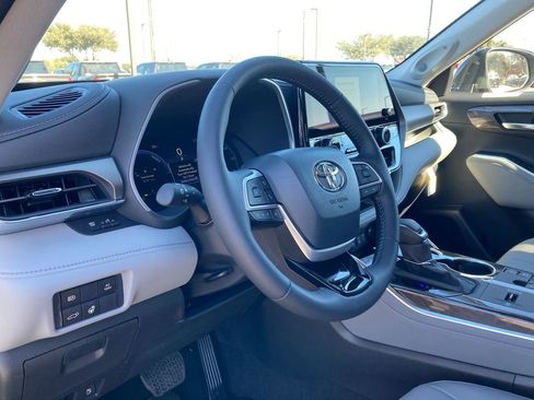 New 2026 Toyota Highlander Limited image 1