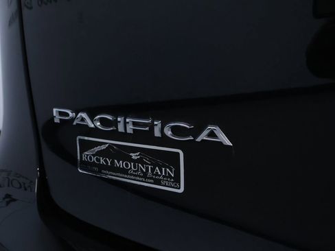 Used 2023 Chrysler Pacifica Touring-L image 10