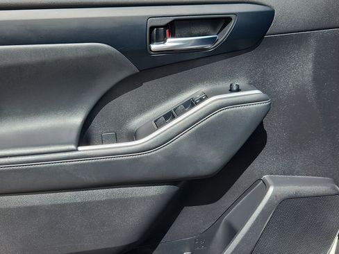 Used 2022 Toyota Highlander XLE image 6