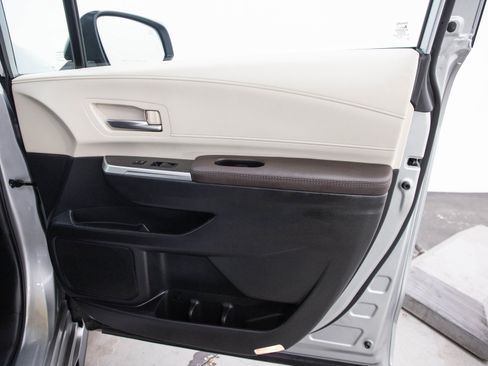 Used 2024 Toyota Sienna Platinum AWD/4WD image 12