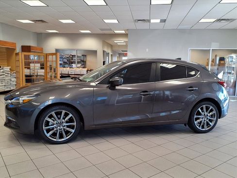 Used 2018 MAZDA MAZDA3 Grand Touring image 2