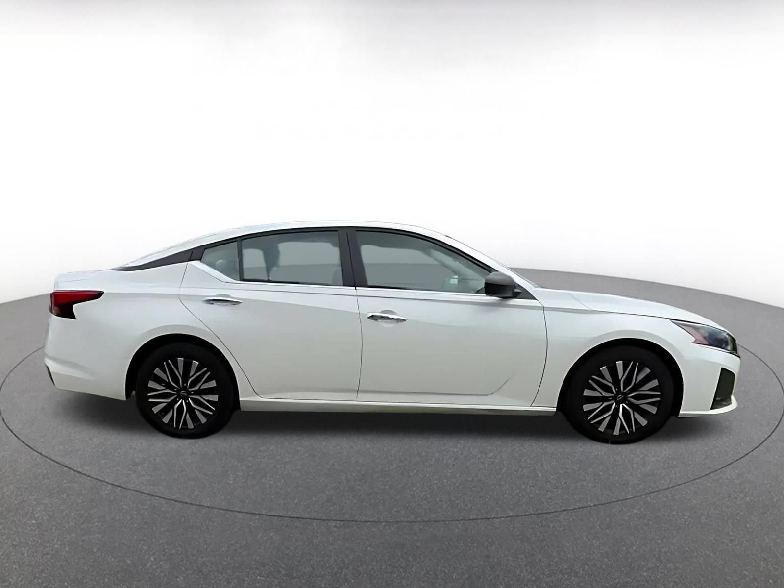 Used 2025 Nissan Altima 2.5 SV FWD image 14