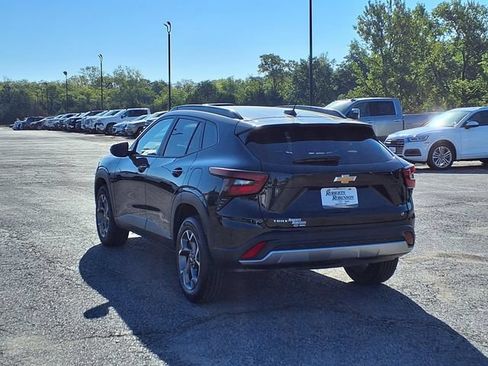 Used 2025 Chevrolet Trax LT w/ LT Convenience Package FWD image 8