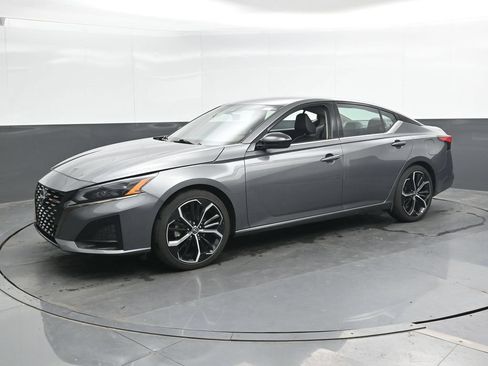 Used 2024 Nissan Altima 2.5 SR FWD image 9