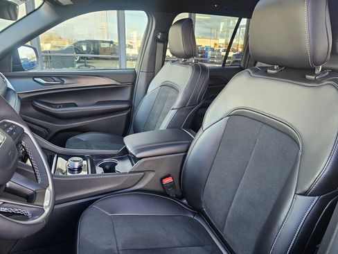 Used 2025 Jeep Grand Cherokee Altitude image 16