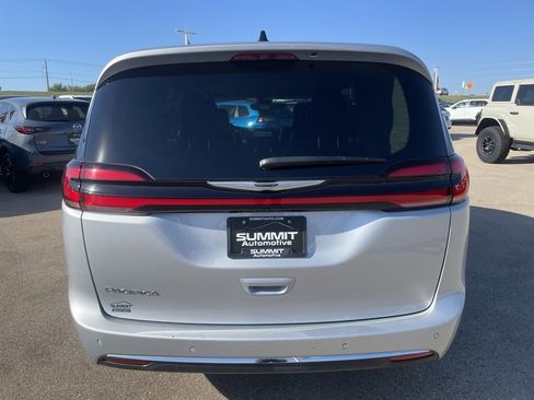 Used 2024 Chrysler Pacifica Touring-L image 31