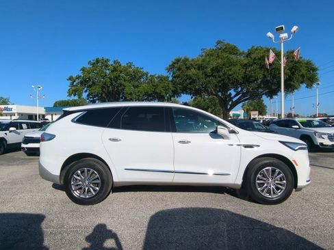 Used 2023 Buick Enclave Essence image 3