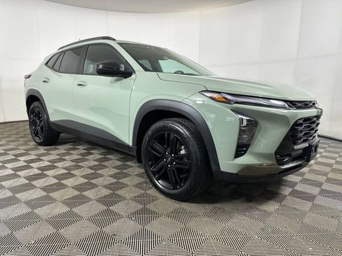 Used 2024 Chevrolet Trax ACTIV w/ Sunroof Package image 2