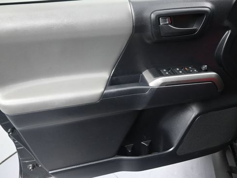 Used 2021 Toyota Tacoma SR5 RWD image 11