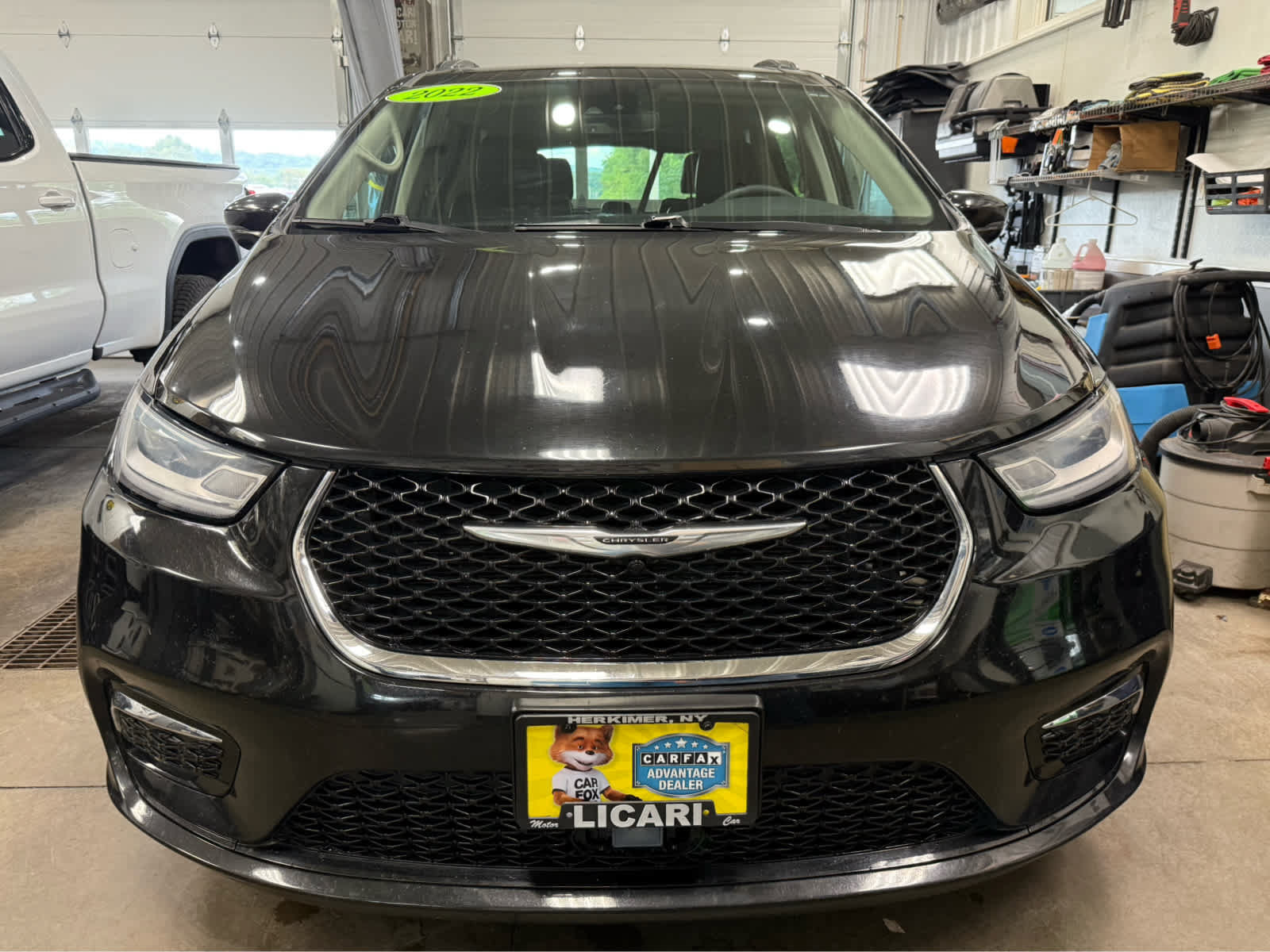 Used 2022 Chrysler Pacifica Touring-L FWD image 2