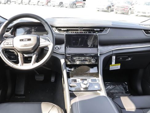 New 2025 Jeep Grand Cherokee Limited w/ Black Appearance Package image 13