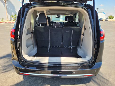 Used 2023 Chrysler Pacifica Limited image 27