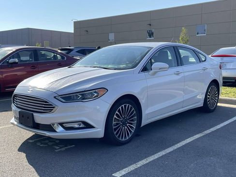 Used 2017 Ford Fusion SE w/ Fusion SE Technology Package FWD image 2