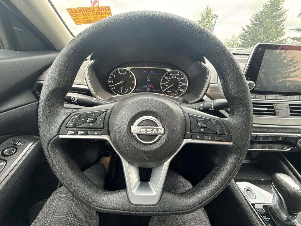 Used 2025 Nissan Altima 2.5 SV FWD image 17