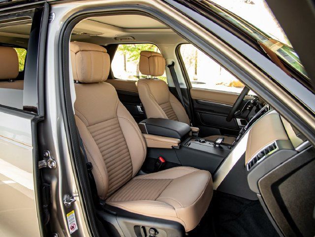 Used 2025 Land Rover Discovery Metropolitan Edition AWD/4WD image 36