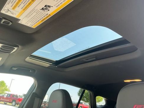 Used 2025 Chevrolet Trax RS w/ Sunroof Package FWD image 31