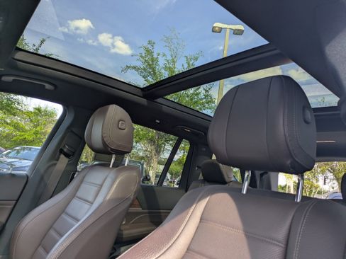 Used 2022 Mercedes-Benz GLS 450 4MATIC image 4