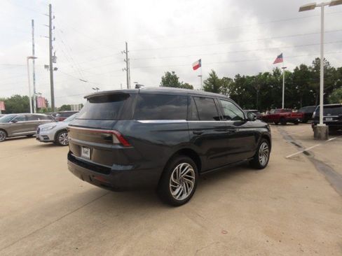 Used 2025 Lincoln Navigator Reserve AWD/4WD image 9