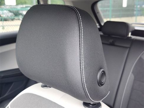 New 2025 Volkswagen Taos SE image 15