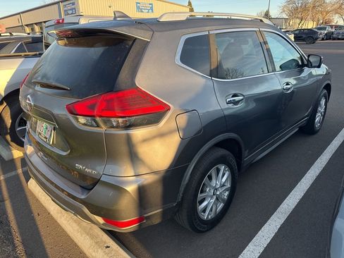 Used 2017 Nissan Rogue SV w/ SV Premium Package image 3