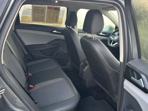 Used 2023 Volkswagen Taos SE w/ Panoramic Sunroof Package image 11