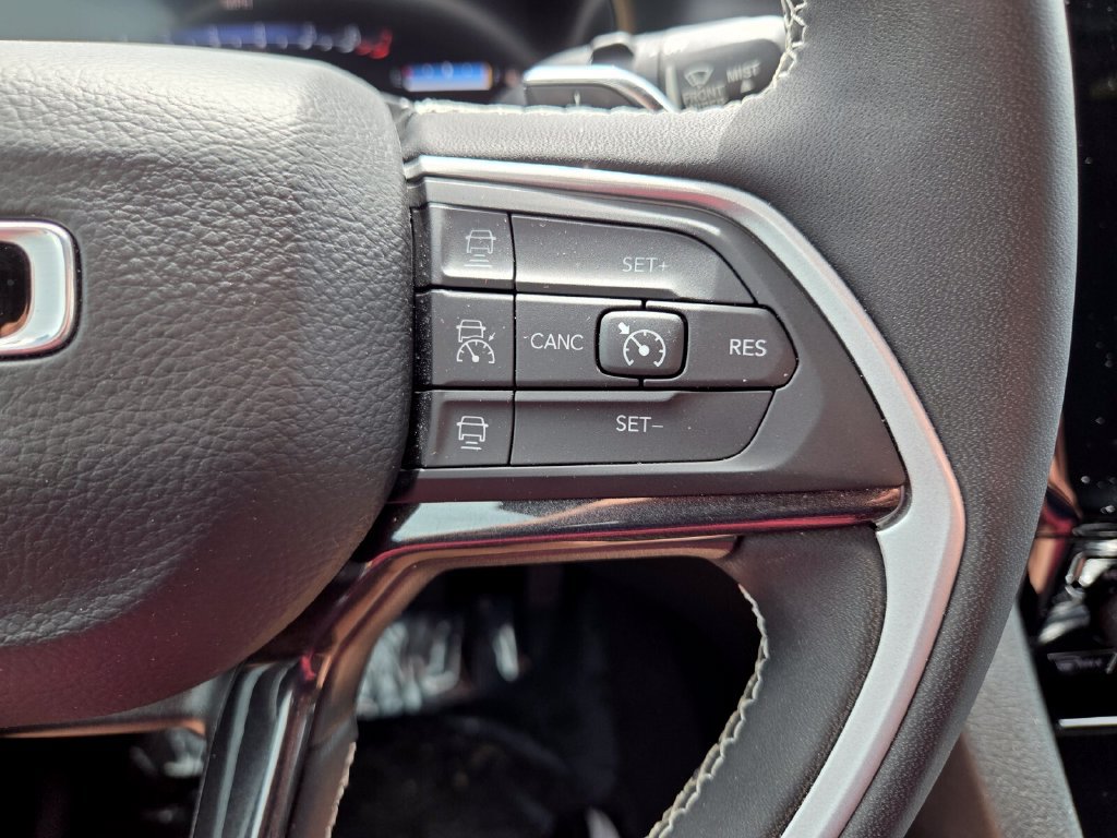 Used 2023 Jeep Grand Cherokee Altitude AWD/4WD image 29