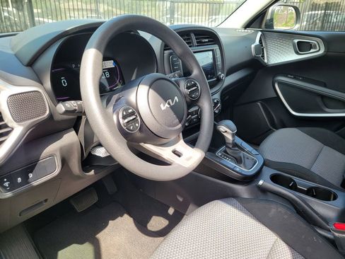 Certified 2023 Kia Soul LX w/ LX Technology Package FWD image 9