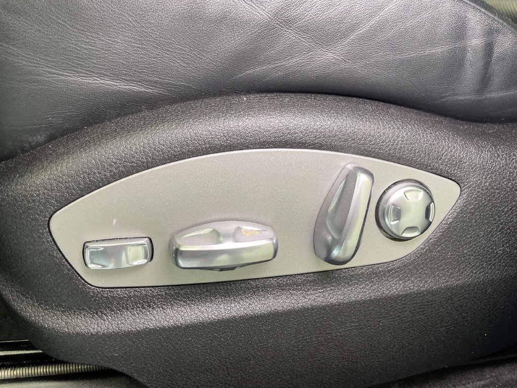 Certified 2025 Porsche Macan Turbo AWD/4WD image 17