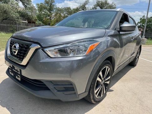 Used 2019 Nissan Kicks SV image 2