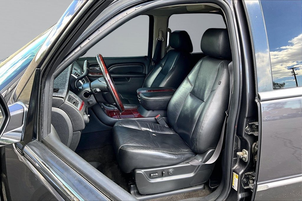 Used 2011 Cadillac Escalade ESV Premium RWD image 3