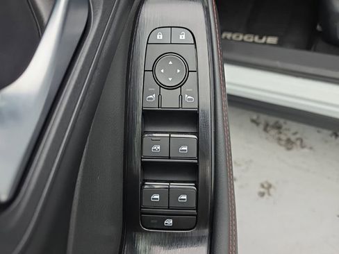 Used 2025 Nissan Rogue SV image 20