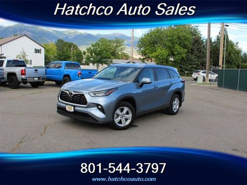 Used 2023 Toyota Highlander LE AWD/4WD image 1