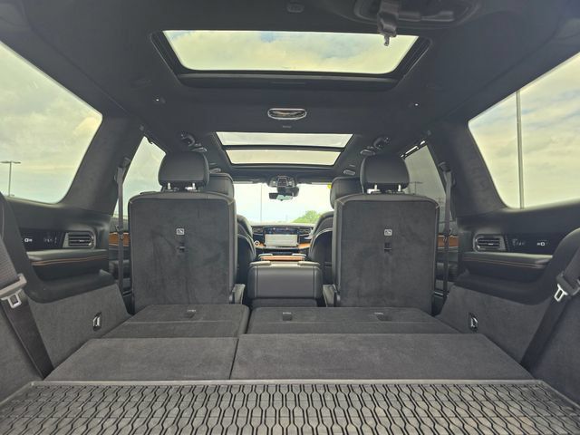 Used 2025 Jeep Grand Wagoneer Series III w/ HD Trailer Tow Package AWD/4WD image 14