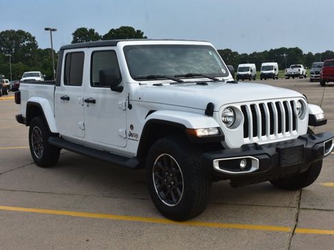 Used 2023 Jeep Gladiator Overland w/ Cold Weather Group AWD/4WD image 3