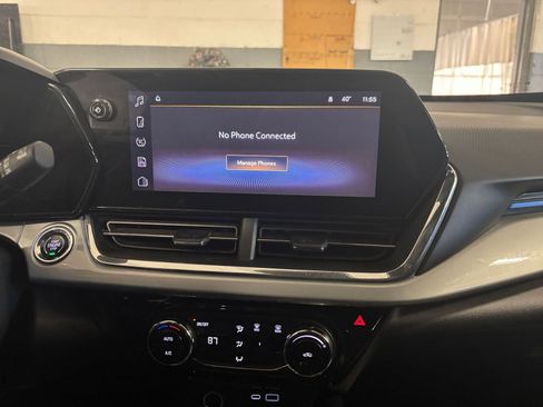 Used 2025 Chevrolet Trax LT image 18