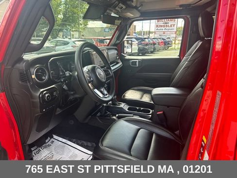 Used 2024 Jeep Wrangler Unlimited Sahara w/ Technology Group AWD/4WD image 15
