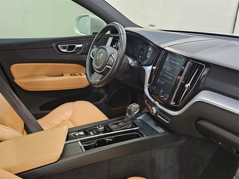 Used 2020 Volvo XC60 T5 Momentum image 10