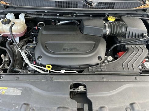 Used 2023 Chrysler Voyager LX image 10