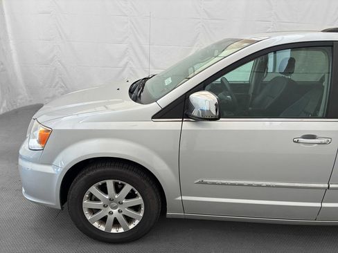 Used 2012 Chrysler Town & Country Touring-L w/ Entertainment Group #2 FWD image 3