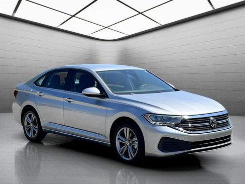 Used 2024 Volkswagen Jetta SE FWD image 3