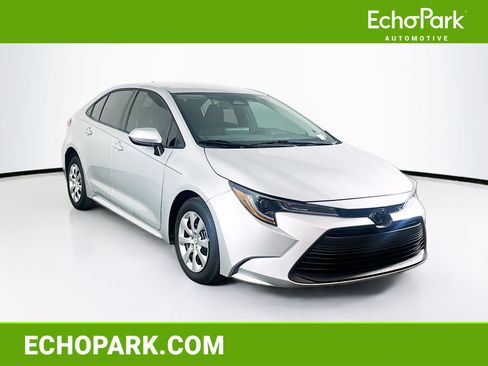 Used 2025 Toyota Corolla LE FWD image 1